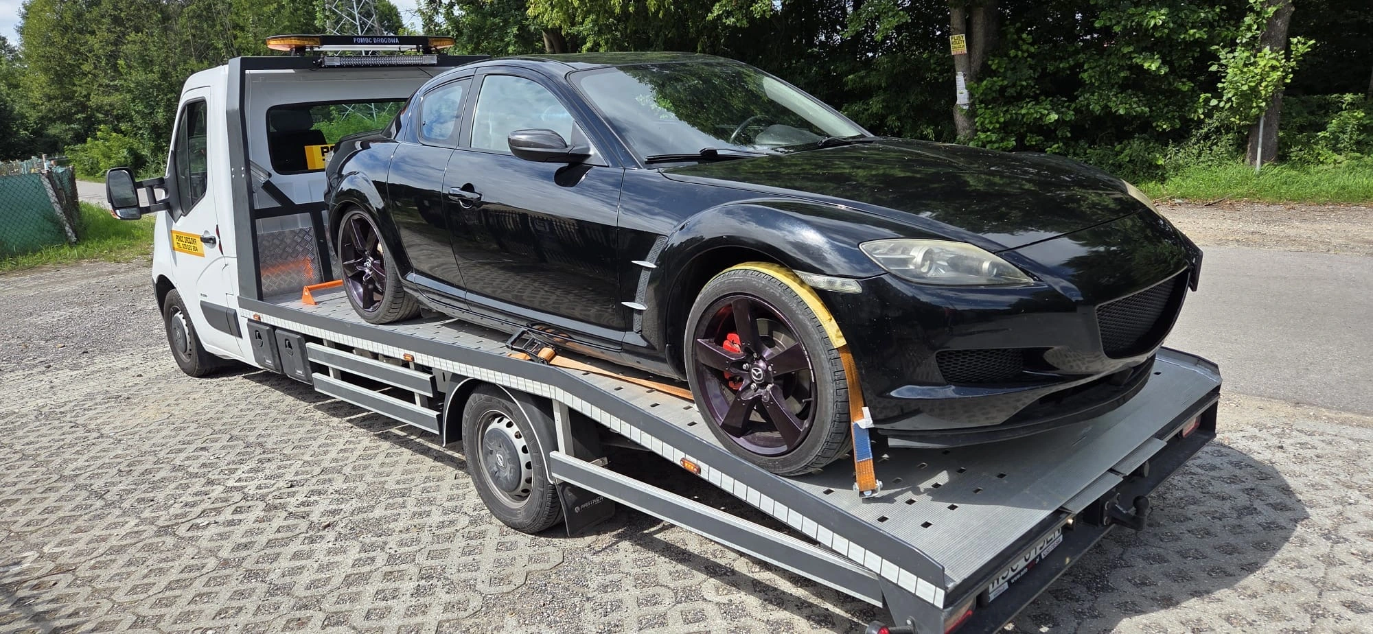 Transport czarnej Mazdy RX-8 na lawecie FORZA
