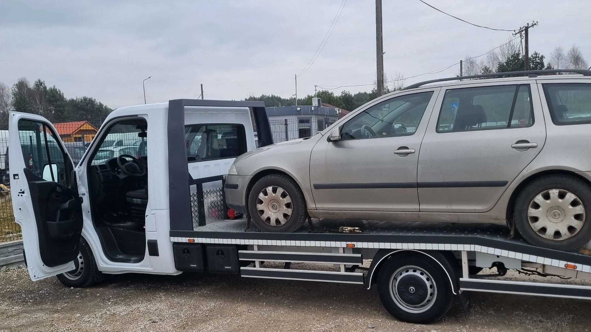 Skoda Octavia kombi załadowana na lawetę pomocy drogowej